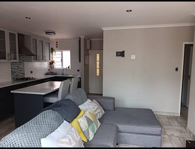 2 BEDROOM TOWNHOUSE FOR SALE IN LORRAINE